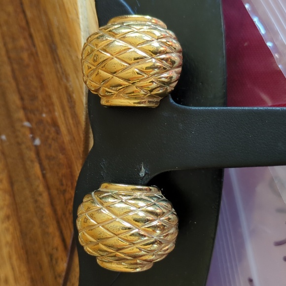 Napier Vintage‎ Jewelry Gold Classic Quilted Gold Half Hoop Clip-On Earrings. - Picture 10 of 10